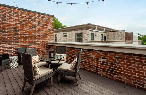 Downtown Casa | The Brownstone - 1 Block From Dtwn Square