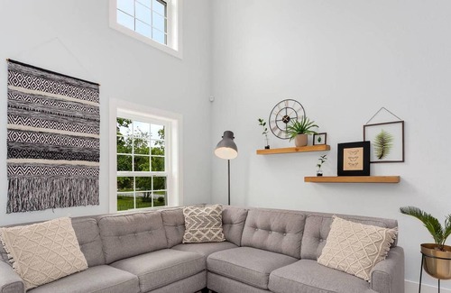 Downtown Casa | The Brownstone - 1 Block From Dtwn Square