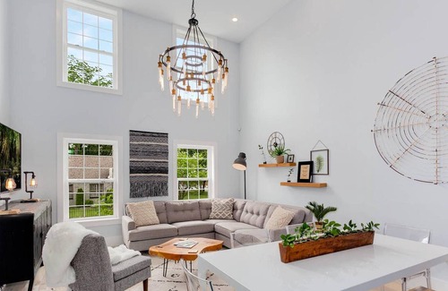 Downtown Casa | The Brownstone - 1 Block From Dtwn Square