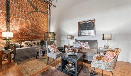Downtown Apartamento | The Buchanan Loft - Modern Comfort Meets Downtown Charm