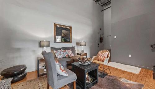 Downtown Apartamento | The Buchanan Loft - Modern Comfort Meets Downtown Charm