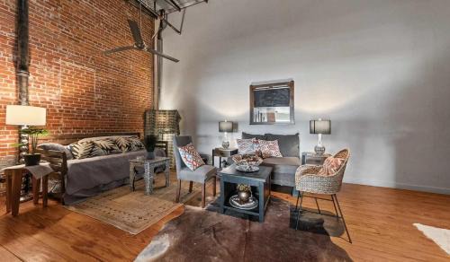 Downtown Apartamento | The Buchanan Loft - Modern Comfort Meets Downtown Charm