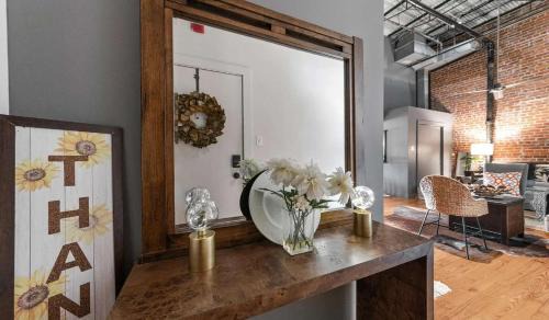 Downtown Apartamento | The Buchanan Loft - Modern Comfort Meets Downtown Charm
