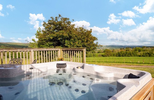 Lauder Chalet De Esquí | The Buchanan - sleeps 6 guests in 3 bedrooms with hot tub - 5 star award winning lodges