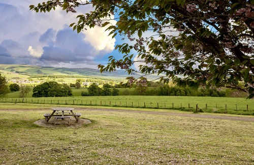 Lauder Chalet De Esquí | The Buchanan - sleeps 6 guests in 3 bedrooms with hot tub - 5 star award winning lodges