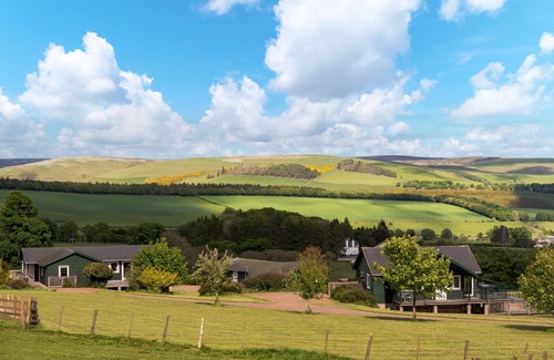 Lauder Chalet De Esquí | The Buchanan - sleeps 6 guests in 3 bedrooms with hot tub - 5 star award winning lodges