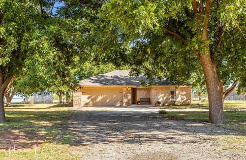 Abilene Casa | The Buffalo Gap Bungalow-Pet-Friendly! Cozy remodeled home surrounded by trees.