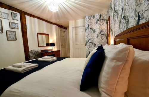 Ludwel Cama Y Desayuno | The Bull Hotel