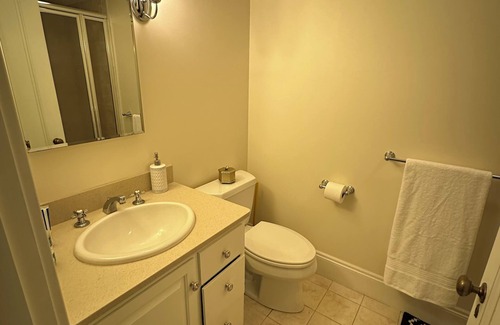 Hanover Apartamento | The Bulldog House! Walking Distance to Hanover and Dartmouth! 2 bedroom, 4 beds!