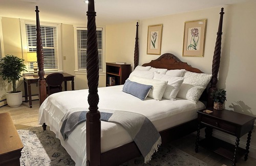 Hanover Apartamento | The Bulldog House! Walking Distance to Hanover and Dartmouth! 2 bedroom, 4 beds!