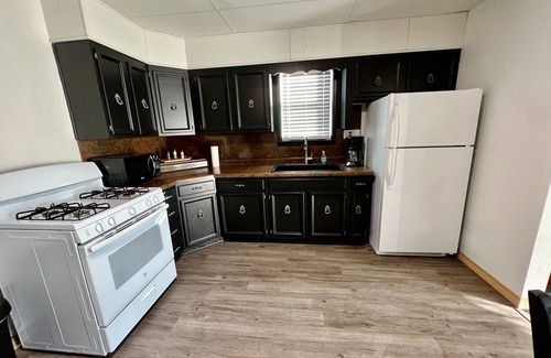 Claflin Casa | The Bungalow House; 2 Bed 1 bath; minutes from Cheyenne Bottoms! Pet Friendly.