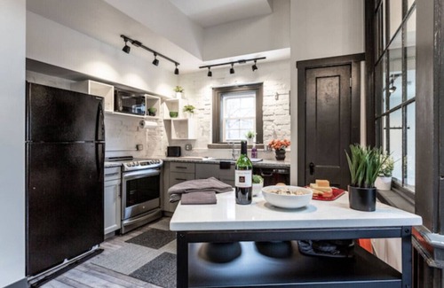 Indianapolis Casa | The Bungalow @Keystone Chic 2BR/3BED/2.5BA Getaway