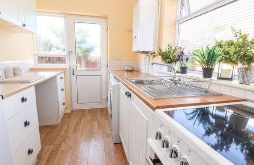 Towyn Cabaña | THE BUNGALOW, pet friendly, character holiday cottage in Towyn