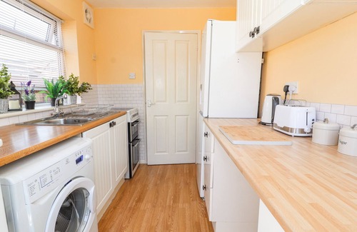 Towyn Cabaña | THE BUNGALOW, pet friendly, character holiday cottage in Towyn