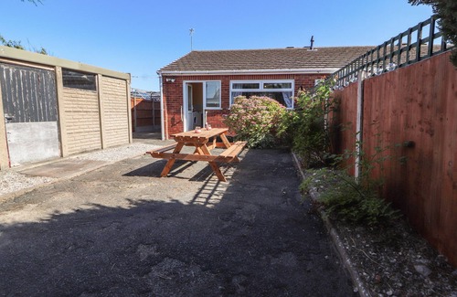 Towyn Cabaña | THE BUNGALOW, pet friendly, character holiday cottage in Towyn