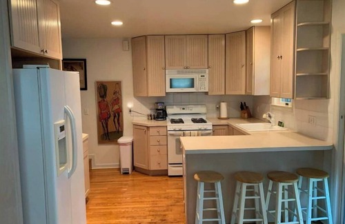 Southampton Casa | " The Bungalow" Southampton Village - walk to town, train, Jitney