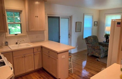 Southampton Casa | " The Bungalow" Southampton Village - walk to town, train, Jitney