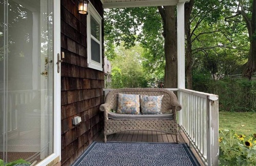 Southampton Casa | " The Bungalow" Southampton Village - walk to town, train, Jitney