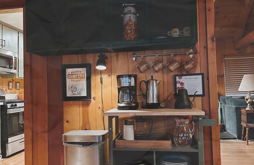 Camp Nelson Cabina | The Bunkhouse 1960's Camp Vibe + Timeless Wet Bar
