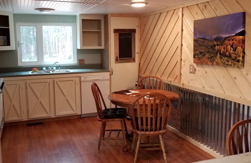 Woodland Park Cabina | The Bunkhouse in the Pines, la acogedora cabaña occidental en el bosque