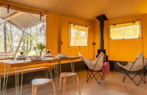 Halesworth Apartamento | The Bushel is a luxurious tent for four, offering the chance to unwind