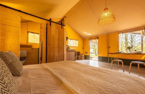 Halesworth Apartamento | The Bushel is a luxurious tent for four, offering the chance to unwind