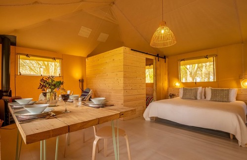 Halesworth Apartamento | The Bushel is a luxurious tent for four, offering the chance to unwind