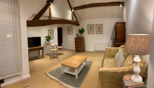 Frilford Cama Y Desayuno | The Byre, at Cradle Barn offering a king suite