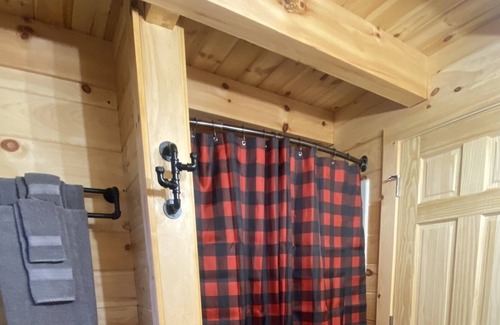 Gilbert Cabina | The Cabin at Main Street Lodging