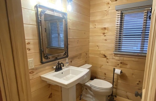 Gilbert Cabina | The Cabin at Main Street Lodging