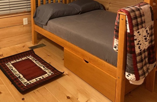 Gilbert Cabina | The Cabin at Main Street Lodging