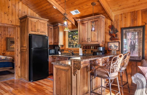 Branson Theater District Cabina | The Cabin at Rock Canyon + 2 Free Tickets