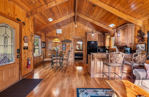 Branson Theater District Cabina | The Cabin at Rock Canyon + 2 Free Tickets