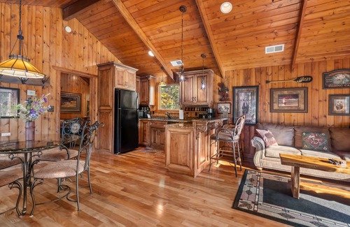 Branson Theater District Cabina | The Cabin at Rock Canyon + 2 Free Tickets
