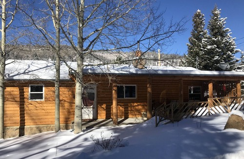 Holman Cabina | The Cabin back deck offers stunning views and only 15 minutes from Sipapu Skiing