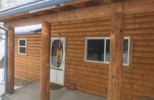 Holman Cabina | The Cabin back deck offers stunning views and only 15 minutes from Sipapu Skiing