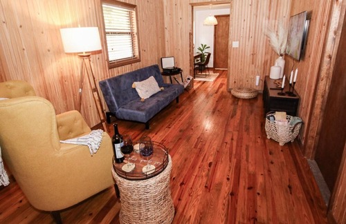 Bearss Plaza Cabina | The Cabin in The City with Outdoors Living Space