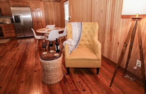 Bearss Plaza Cabina | The Cabin in The City with Outdoors Living Space