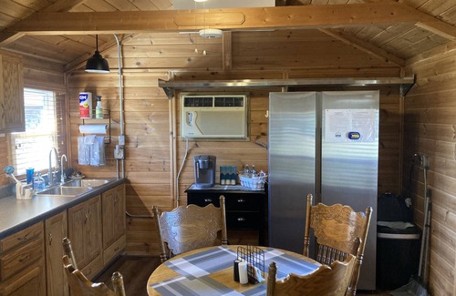 Chestnut Mound Cabina | The Cabin @ Potter's Grove