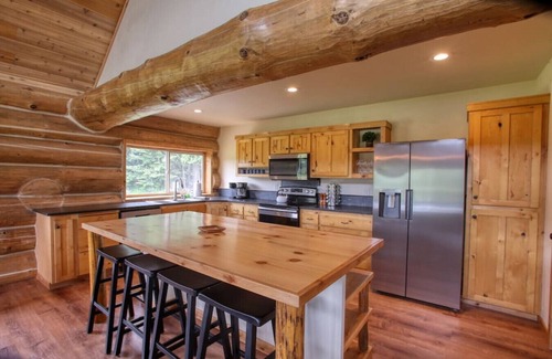 Bonner County Cabina | The Cabin · Rustic Log Cabin with Pasture and Mountain Views