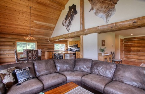 Bonner County Cabina | The Cabin · Rustic Log Cabin with Pasture and Mountain Views