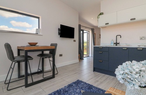 Tiverton Cabaña | THE CADELEIGH, romantic, with hot tub in Tiverton