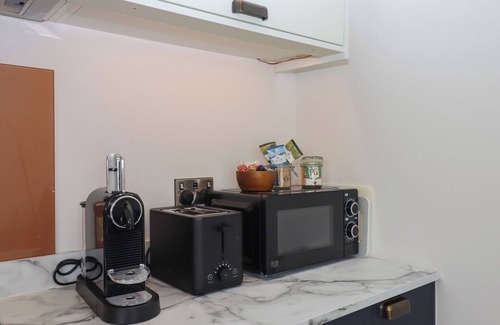 Tiverton Cabaña | THE CADELEIGH, romantic, with hot tub in Tiverton