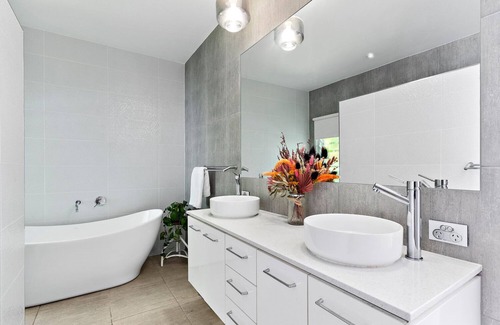 Yaroomba Casa | The Cali Beach House | 3 minutes walk to private beach!! 🌊