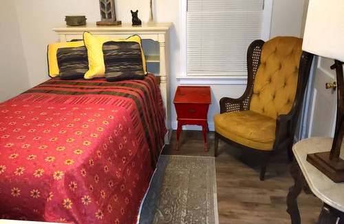 Mobile Cama Y Desayuno | The Camelot House 3 Bedroom Home and Entertainment Loft