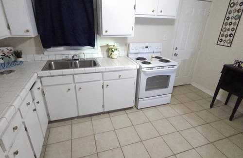 Mobile Cama Y Desayuno | The Camelot House 3 Bedroom Home and Entertainment Loft
