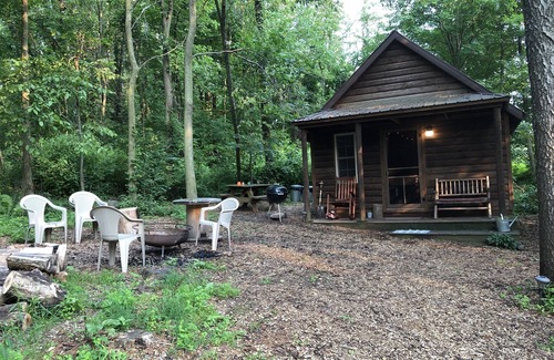Hartville Cabina | The Camp Cabin at Darst-Myers Hallstead