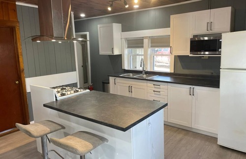 Selwyn Casa | The Canadiana - Rustic Beachfront Cottage