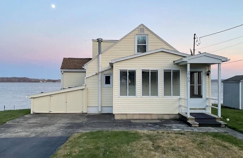 Seneca Falls Casa | The Cape: Waterfront Home on Cayuga Lake