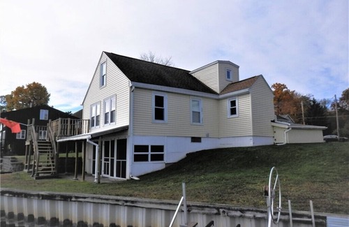 Seneca Falls Casa | The Cape: Waterfront Home on Cayuga Lake